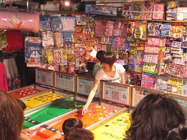 「食べる、買う、遊ぶ」の要素いっぱいの楽しい台湾夜市。今晩もどこかの空き地に出没しています。ぜひ台湾庶民の娯楽を見に来てくださいね。