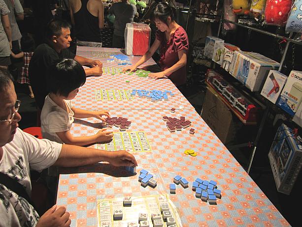 で、今晩のナビは、地方の夜市ならどこででも見かけるマージャン牌（パイ）をつかったビンゴゲームに挑戦してみます。