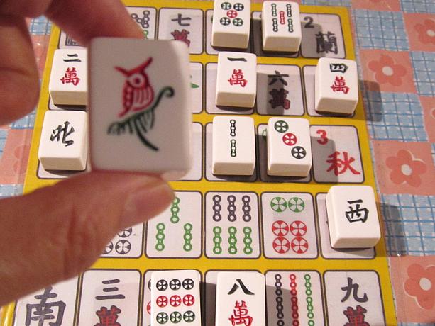 これって、鳥の絵？日本のマージャンにはない絵柄ですよね。他にも「春」とか「秋」とかの図柄もあったりして。そう、台湾マージャンは15個なんです！