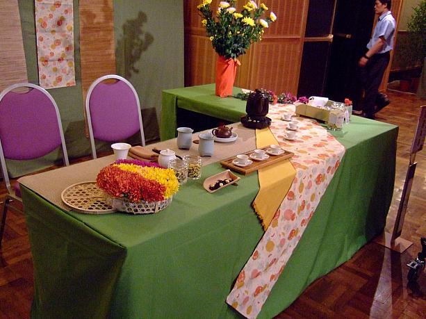 日本人泡茶師さんの茶席。季節にぴったりの「重陽節」をテーマに鉄観音茶を振舞いました。
