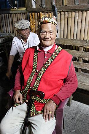 76歳の日本名、高倉豊さん、頭には山ブタの角をつけています