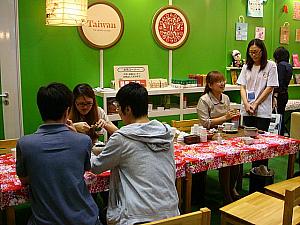 お茶以上に人気だったのが、切り絵達人「陳茂泉」先生のコーナーでした！