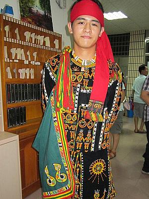 イケメン男子のハオリン君はパイワン族勇士の衣装。マントは勇士の証なんだそう。ヒャッポタの刺繍がカッコイイ～。