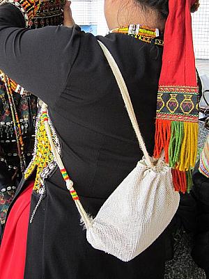 これはパイワン族につたわる伝統の背負い袋。華やかな衣装とは違ってシンプル。無地でちっちゃいところがカワイイですね。