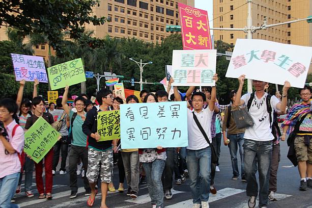 大学生グループの参加も多いのですが、中でも台湾の雄、台湾大学の学生は、動員数で圧倒的！