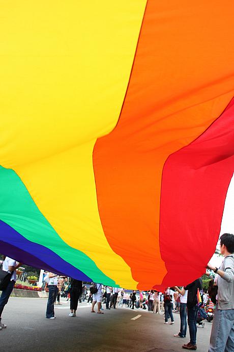 レインボー・フラッグは、6色で、別名「ゲイ・プライド・フラッグ」（ゲイの尊厳の旗）とも呼ばれます。