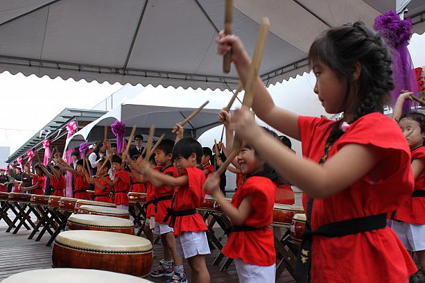 開幕式では日本人の児童達が日本太鼓の演奏をかわいく披露。会場のみなさんからは笑顔がこぼれていました