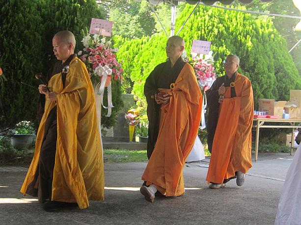 まず寶覺寺の僧侶の方々により、お経が上げられました。