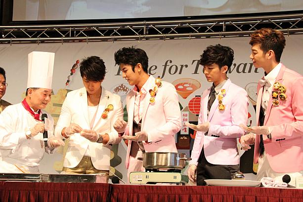 阿基師に「蘿蔔絲餅」の作り方を教えてもらってメンバーが作ります！他のメンバーが作っている時にもみんな興味津々！仲のよさがうかがえます！