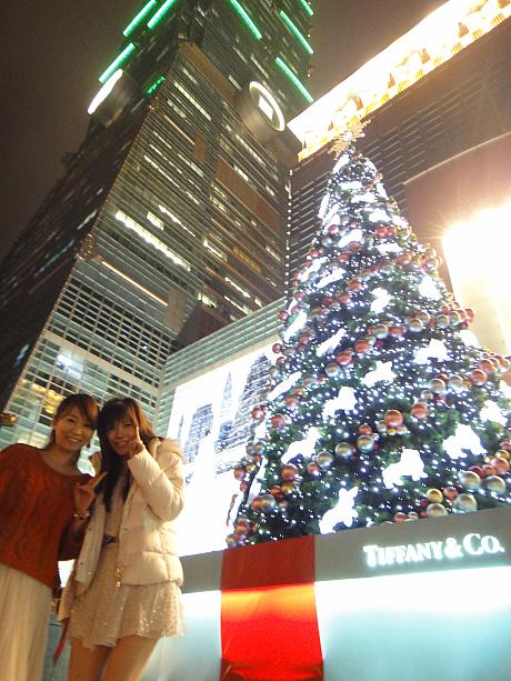その後ふたりは台北101へ！TIFFANYのクリスマスツリーを見つけて記念写真☆