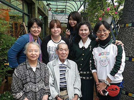 記念撮影。後ろ左からはにわ、妹、記者さん、葉先生、幼稚園の先生。