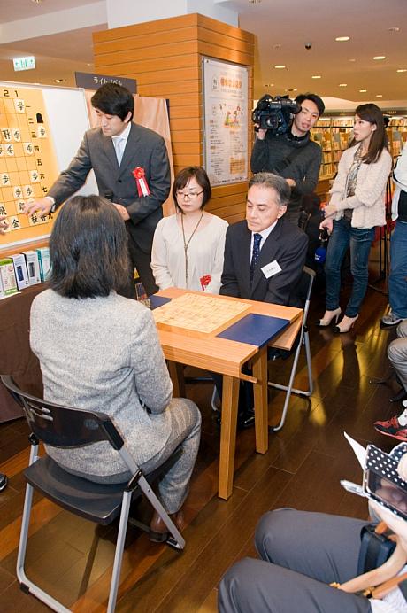 実はここには写っていませんが、会員の対局相手である片上六段は、なんと目隠しをして指しております！
もはや神業としか・・・