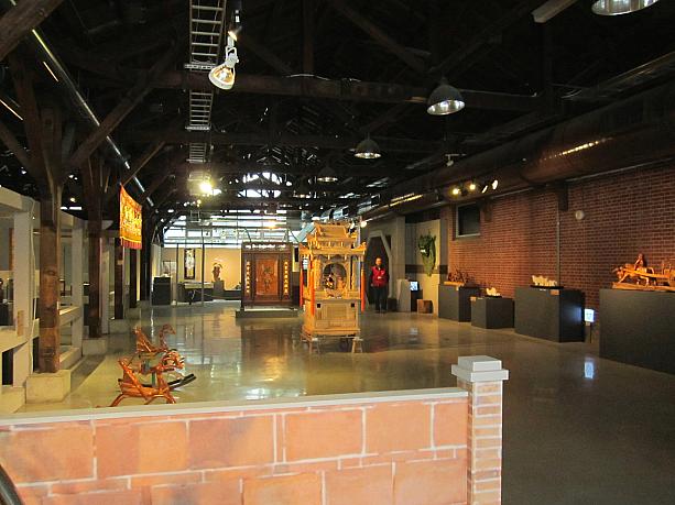 建物の中は3室続きの広い空間。ちょうどランタンフェスティバルの期間中で、台湾の人間国宝に指定された工芸家の方たちのみごとな作品が展示されていました。生で芸術家さんの仕事を見られるコーナーもあり、見ごたえ十分。