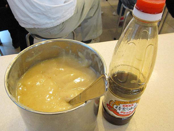 テーブルには秘伝の白タレと醤油ダレが。味付けは台湾のバーワンの中ではちょっと濃い目かな、と思ったので足すことはしませんでした。モチモチの食感、なかなかです。