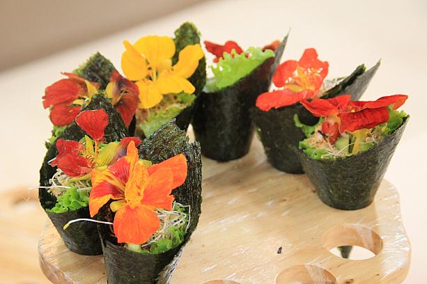 ナビが一番気に入ったのが「台一生態教育休閒農場」の花料理！上に乗っている花は、わさびの味がするんです！！ナビの横で記者の方がおいしいからおかわり～と言っていたほどです！