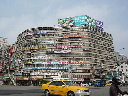 台北の街中の大きな雑居ビルはバスを降りた時には見当たらず・・・