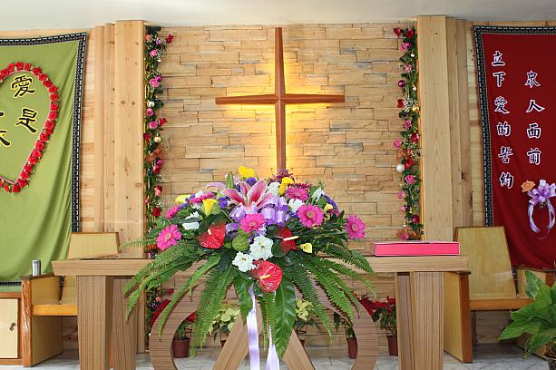 ナビの友人が結婚することとなり、その婚約式に出席してきました。台湾の原住民はクリスチャンが多いので、今回の婚約式も教会で行われました。