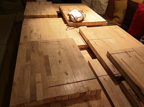 うわぁ～！この机は木の板を一枚一枚積み重ねて作られていました！！