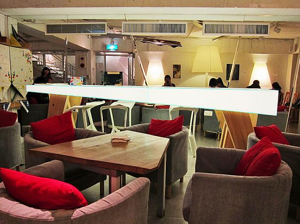 このカフェは「紙」をテーマにデザインされ、たくさんの幾何形状が見られますよ～。まるでおりがみで折られたようなデザインばかりです！