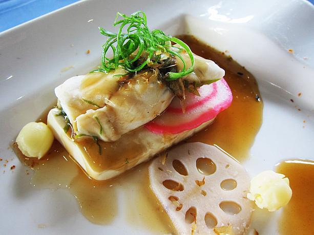 「清蒸勝洋鯛」は何種類かの水草とレンコン、蓮の実が飾られています。とても爽やかなお味！
