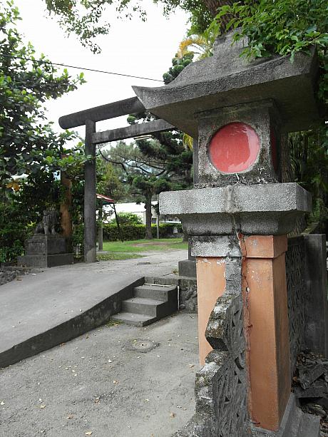 1945年、日本軍撤退後神社の本殿は取り壊されましたが、鳥居や石燈、こまいぬは残されたそうです
