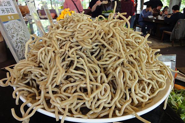 これは米苔目。鍋で茹でると台湾人が大好きな「ＱＱ」（腰がとっても強いという形容）に
