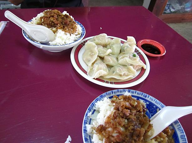 ボード置き場の向かいの食堂では台湾料理が食べられます
