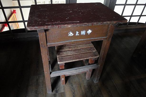 日本の小学生も昔はこんな机と椅子を使って勉強していましたね。なつかしい。