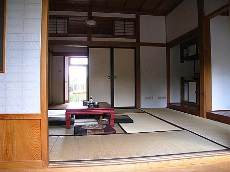 座敷部分で、八田技師は石川県出身なので、九谷焼のお銚子や茶碗が置いてあります