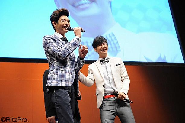 ｢ケルビン、アーロンにアホなふりして聞いてみよーー！｣\nのコーナーでは、プロポーズするならどこでどうやってしたい？なんて気になる質問が！\nアーロンは「コンサートの舞台でプロポーズしたいですね。でもまだまだ先のこと。」<br>ケルビンは「以前は彼女をバカンスに誘って、リゾートの島でロマンティックなプロポーズを、って考えてたんです。でも去年親友がレストランを貸し切って親しい友人など30人くらい集めて、その場でプロポーズしたのを見て感動。それで、プロポーズの喜びを皆と分かち合うのも素敵だなって。」とニッコリ。