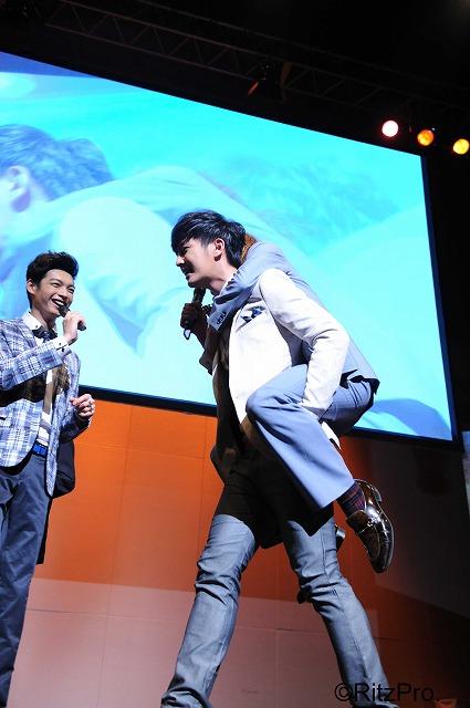 アーロンはお笑い芸人イワイガワのジョニ男さんを風呼に見立てて、ドラマの胸キュンなあのシーンを再現!?\n<br>実際のおんぶシーンの撮影時、実はアーロンは足を怪我してて、さらに道もデコボコだったから大変だったんだとか。