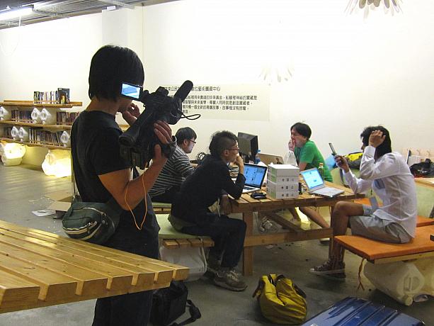 現在注目を浴びている「teamＬab」の製作現場には日本からのメディアも撮影に。