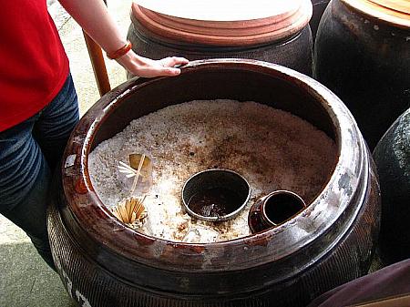 甕の真ん中にある生醤油にあたる部分の醤油を竹串に浸したものをなめさせてもらいます、かなりしょっぱかったです