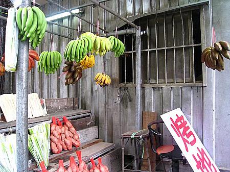 埔里のインター近くには、この付近の山で採れたバナナやサツマイモ、サトウキビ、トウモロコシ、タケノコなどを道沿いで売っています