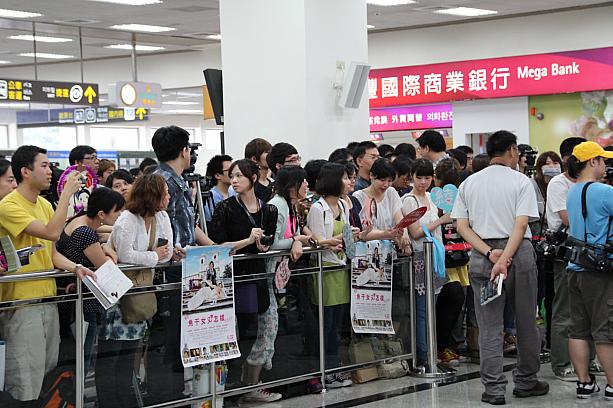 ホタルノヒカリ主役の干物女こと綾瀬はるかさんが台湾にやってくる！と聞いて空港に行ってみました♪なんと400人を超えるファンが空港に詰めかけました！