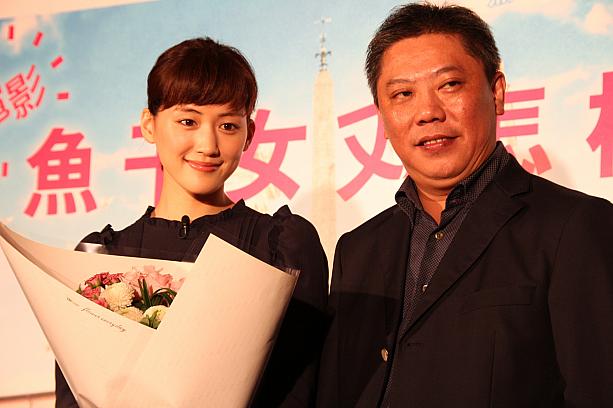 お花のプレゼントもあり、台湾での歓迎ぶりに綾瀬さんも嬉しそう♪そして、この写真で綾瀬さんの顔の小ささに驚きました～！