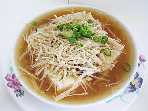「清蒸臭豆腐」のスープは甘くてナビ好み！エノキとの相性もばっちり！1人分50元です♪