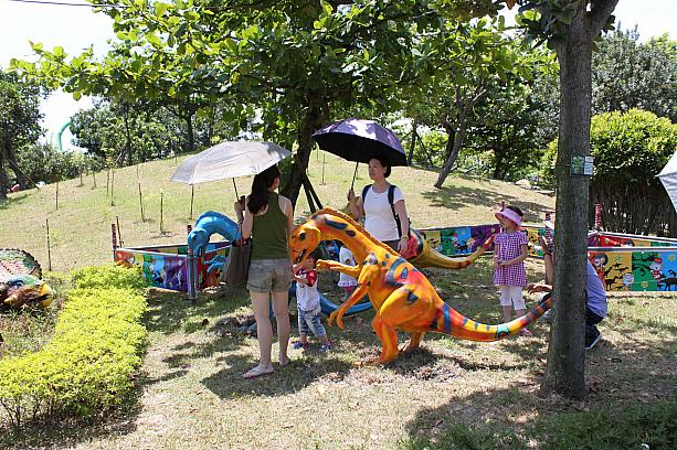 会場には恐竜のオブジェもあるのですが、日傘片手に見学です。正直暑すぎて見学できません・・・。