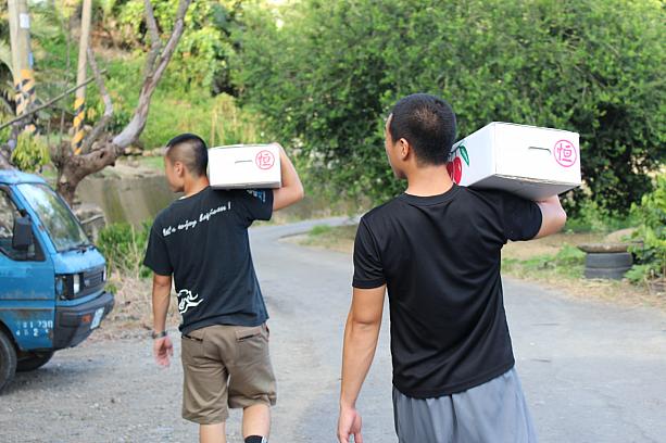 バスまでたくましい台湾男子がマンゴーを運んでくれるサービスも♪いい筋肉です・・・。