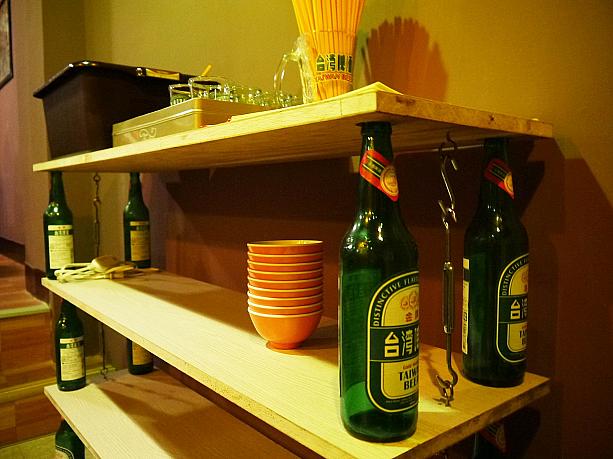 食器の棚は台湾ビールで支えています…
