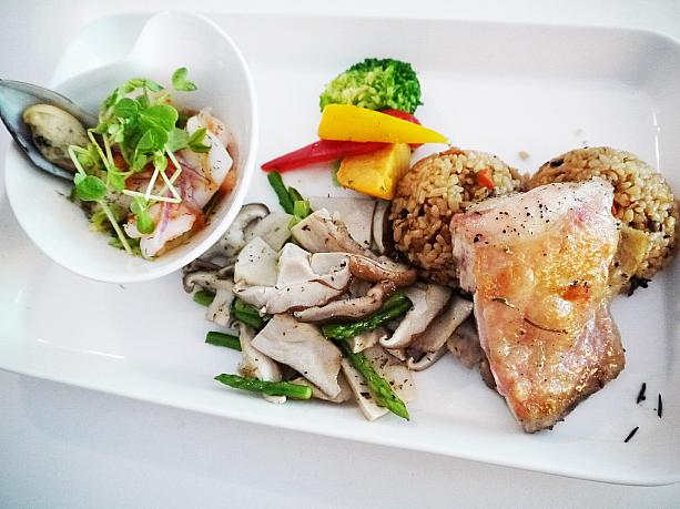 「超值三拼組合餐: 白酒迷迭香酥煎鮮雞腿排+夏日海風海鮮+義式香草杏鮑菇399元」はお店のナンバー1メニュー！