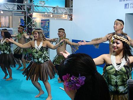 グァムでは踊りが、ミクロネシア・マリアナ諸島の先住民チャモロの民芸品もありました