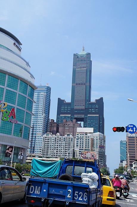 台北101ができるまでは台湾一ののっぽビルだった85大樓。ちょっと遠くからでも見られるくらいやっぱりデッカイビルなんです♪