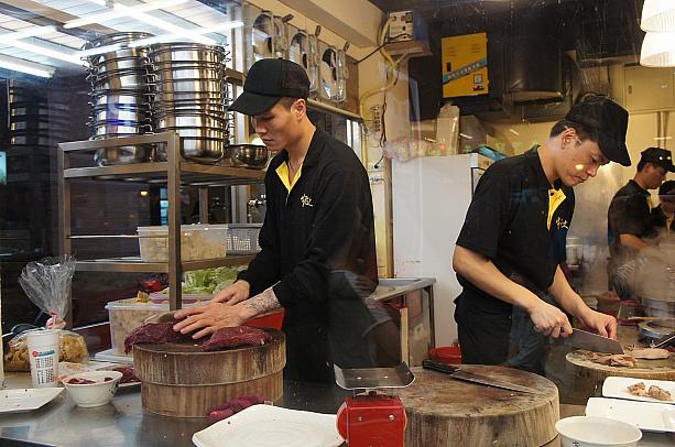 外からガラス越しに見えるのは手際良く牛肉を捌く人達！