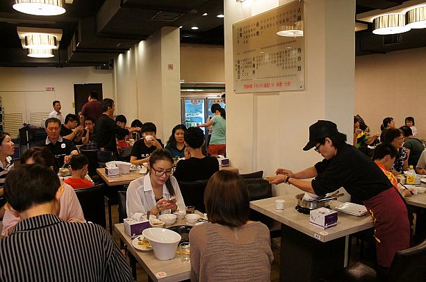早速順番を待って店内へ！人気ですねぇ～
