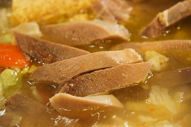 これが牛タン！鍋に牛タンって初めてだったので注文してみたのですが、これが想像以上に分厚い！すんごい食べ応えで気が遠～くなりそうなくらいお腹いっぱいになりました。