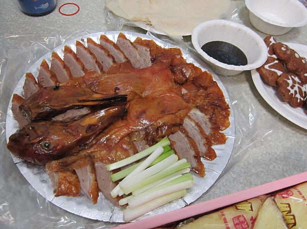 持ち寄りパーティのいいところ。北京ダック登場！台湾では家庭で食べるのが普通。