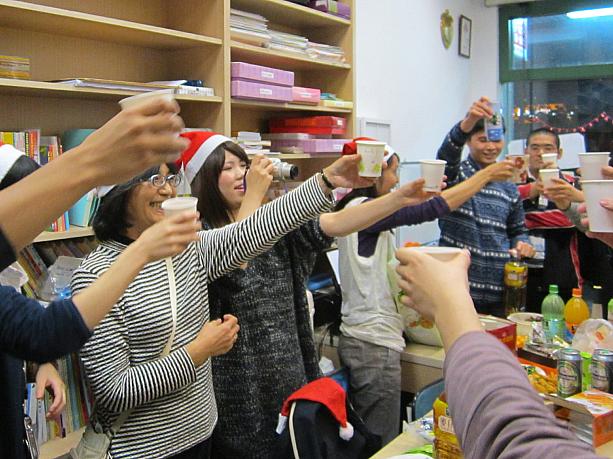 台中の語学学校で中国語を学ぶ日本人、日本語を学ぶ台湾人の交流クリスマスのパーティが行われました。
日本人も台湾の学生さんも一緒になって、まずは乾杯～。
