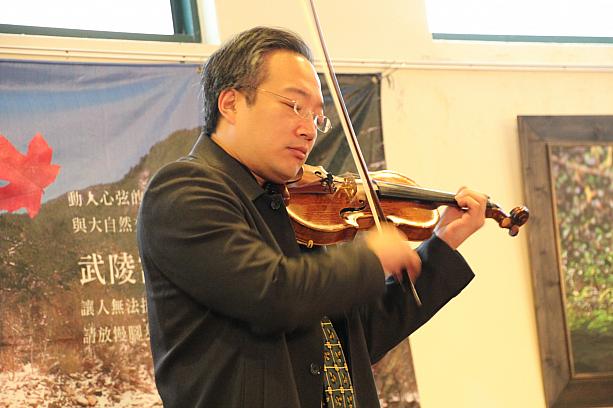 そしてこの方は指揮者でもある林天吉さん。様々な楽団の指揮を担当されていますが、実はバイオリンもかなりの腕前！