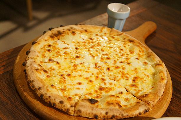 そして、ナビが大好きな蜂蜜米克斯pizza179元。チーズピザにはちみつをかけるんです♪甘くて塩っぽい、絶妙なお味です。日本で食べてからこのピザに恋していたのですが、台湾でも食べられるなんて幸せです♪